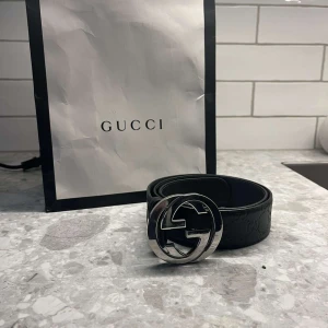 Gucci bälte - Tja! Säljer nu mitt Guccibälte då det inte kommer till användning. Det är använt 2-3 gånger och i super bra skick. Påse fås med. Tveka inte om att ställa frågor!