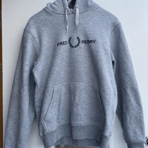 Fred Perry hoodie grå  - Säljer min gråa hoodie, nyskick och knappt använd. Märket är Fred Perry och nypriset ligger på 1200kr. Storleken är S.