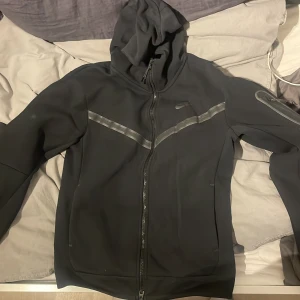 Nike tech fleece hoodie - Nästan helt nya Nike tech hoodie har använts 2 gånger 