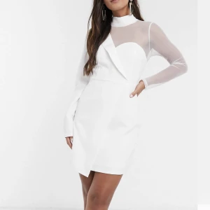 Vit klänning / stundentklänning - Skjort-klänning  Stl: S-M  (stretching i materialet) Första bilden är lånad