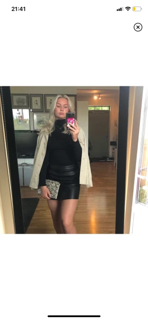 Skinn kjol - En svart skinnkjol med en dragkedja på baksidan. Hör av er vid frågor