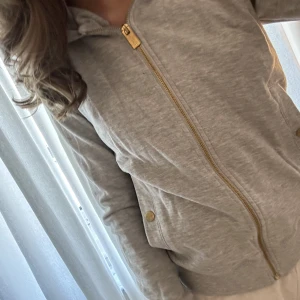 Kofta - Köpt på Liseberg , bra kvalitet o fint med gullig dragkedja oså💕