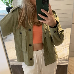 Vårjacka - Grön fin vårjacka från H&M, bra skick💚passar mig som vanligtvis har S eller M