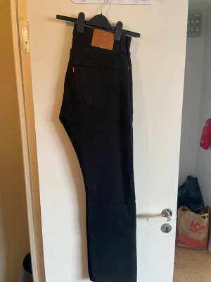 Levis Jeans svart W32 straight helt nya - Skick: 10/10 Storlek: 32/32 Ord.pris 1000kr Säljs för att jag tömmer garderoben och behöver inte dessa!