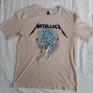 Metallica t-shirt  - Snygg bandtröja med Metallica på. Storlek S. Aningen nopprig men har mycket kvar att ge.  Eventuell frakt står köparen för 🖤