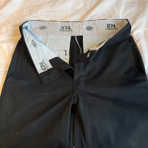Dickies byxor - Supersnygga dickiesbyxor!! Trendiga och sitter snyggt, dock lite för små för mig❤️