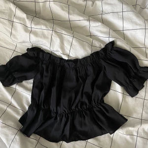Svart blus - En svart crop top blus som är helt oanvänt, passar mig men inget jag använder. Passar nog dem som brukar gå för XS eller S