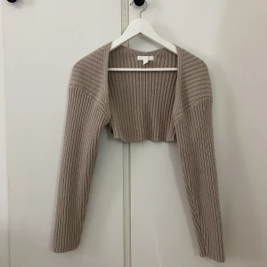 Bolero - Beige ribbad bolero från H&M. Storlek Xs. 
