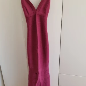 Vinröd bodycon långklänning - Vinröd bodycon långklänning i tjockt material. Från Asos, storlek S. Mermaid passform. Har släppt i sömnen på några ställen, enkelt att sy fast (kan skicka bild)