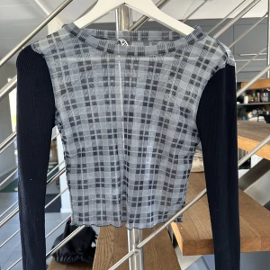 Zara meshtopp - Superfin blå-rutig meshtopp från zara. Använd bara några få gånger, skulle gissa 2-3 gånger. Dock är det en söm som gått upp längst ner (tredje bilden) och lappen i nacken har gått upp på ena sidan. Finns inte att köpa på zara längre