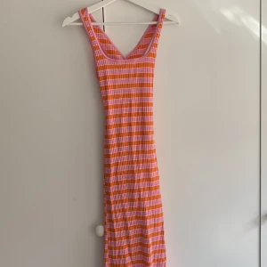 Klänning - Så fin oanvänd sommarklänning från zara. 