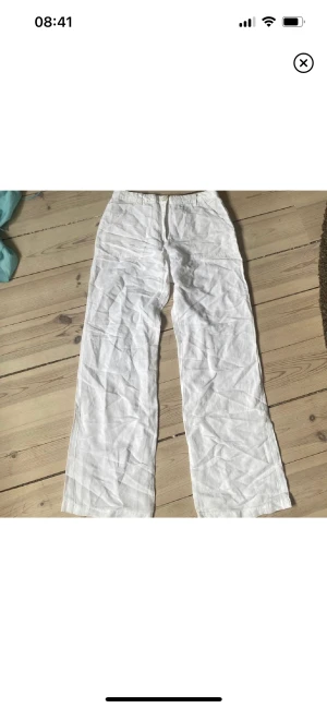 Linnebyxor  - Superfina, vita linnebyxor från märket Joy. Vid modell, fickor baktill, midjemått ca 80-84 cm, innerbenslängd 72cm.  Köpt här på plick, men passade inte så säljer vidare. Bilder lånade från förra säljaren ☺️ Använd gärna köp-nu funktionen.