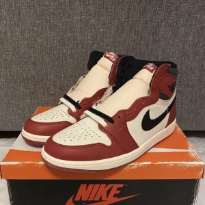 Jordan 1 High Chicago Lost and Found - Helt nya! Köpta på SNKRS och kvitto finns! Storlek 44, 3800kr. Kan mötas upp i Karlstad eller fraktas med Postnord 