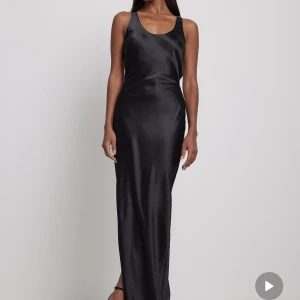 Klänning - Helt oanvänd ❤️ storlek 36, slutsåld på NA-KD:s hemsida