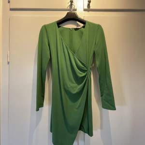 Fin grön klänning från & Other Stories. Använt ett fåtal gånger. Storlek 34-36 (lite liten i storlek - beroende på passform). 