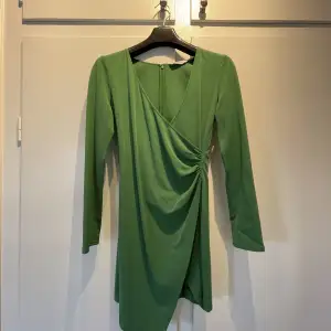 Fin grön klänning från & Other Stories. Använt ett fåtal gånger. Storlek 34-36 (lite liten i storlek - beroende på passform). 