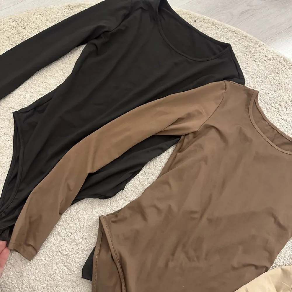 Säljer 3 stycken Bodies då de ej kommer till användning. Finns i beige, brun och svart. Storlek m. Aldrig använda. stretchigt material. 120kr styck eller alla för 300kr. Toppar.