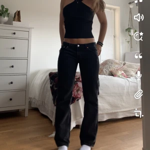 Low arrow  - Säljer mina low arrow jeans från weekday då jag inte längre använder de! Färgen heter black lux och de passar mig som är 173❤️ köpta för 590 kr