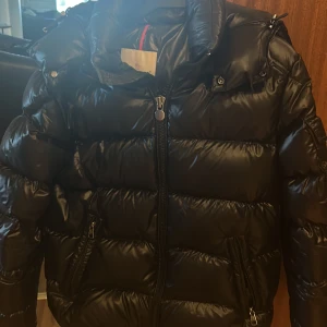 Moncler maya jacka - Jag säljer nu min moncler maya jacka för att den börjar bli för liten trots att jag köpte den i julas. Den är i bra skick och väldigt ny. Den är för killar men tror den passar tjejer också. Pris kan diskuteras.