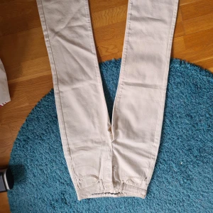 Beiga Jeans - Ett par beiga jeans från BikBok. Aldrig använda. För små för mig samt för korta då jag är 164 cm.   Storleken är 26 i midjan och skulle säga ungefär 32 i längden.