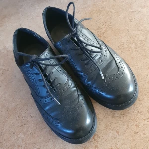 Finskor  - Svarta finskor. Från Åhléns.  Använda 2 ggr.  