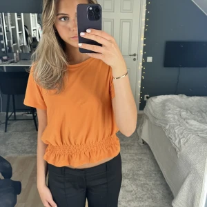 Topp med volang - Orange topp med volang från Gina Tricot, i storlek L. Toppen är i nyskick då den är oanvänd. Köpt för 249kr och säljs för 29kr. Priset kan diskuteras och köparen står för frakten. 💕🙌🏽