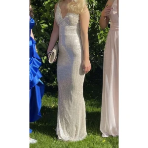 Balklänning  - Säljer nu min fina balklänning som bara ligger hemma och inte kommer till användning. Använd en gång på balen förra året så är i nyskick. Hör av er vid fler bilder eller frågor💕 Kan tänka mig att sänka priset vid snabb affär 