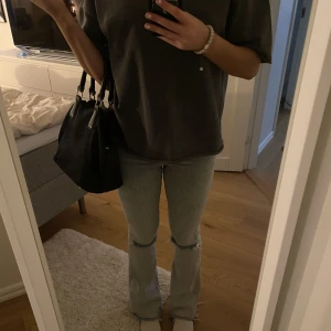 Bootcutjeans  - Så fina bootcutjeans från bikbok, använt dem två gånger så fint skick 💕 storlek s