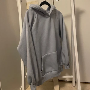 Blå hoddie  - Blå hoddie i storlek S