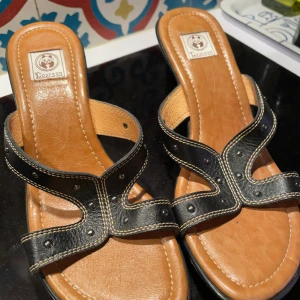 Y2k sandal klackar  - Super coola Y2k sandalklackar. Bara gästade och i perfekt skick. Säljer på grund av att de är för små 