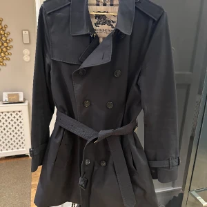 Burberry trenchcoat Kensington - Svart klassisk trenchcoat herr i fint skick. 