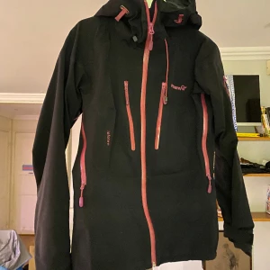 Skaljacka norröna  - Skaljacka från norröna i mycket bra skick. Storlek S. Använd en vinter. 