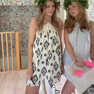 Sommarklänning - Säljer jättefin klänning från zara, köpt nu i somras. Använd endast en gång