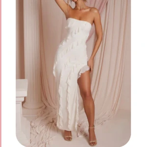 Balklänning - Så himla fin klänning som är krämvit! Perfekt till balen! eller ett annat fint tillfälle, i stl 12 skulle säga att den är en M! den är stretchig❤️ Helt oanvänd med prislapp på! mer bilder kan fås🥰