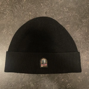 Parajumper mössa unisex - En parajumper mössa som varit använd fåtals gånger. Köpt på kidsbrandstore för 850kr. 