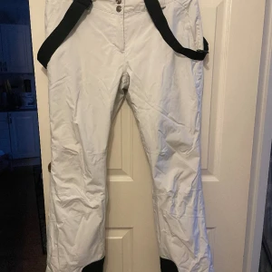 Skidbyxor - Snygga skidbyxor som användes för 2 år sen!  Har blivit en repa bak på benet som jag sytt (sista bilden) 