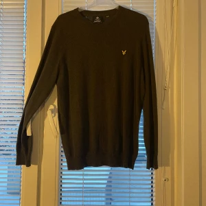 Lyle & Scott tröja - Jag säljer en fräsch Lyle & Scott tröja. Använd bara  en gång. Jag har även en i grå färg om ni kollar på min profil. Priset är prutat och klart.