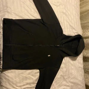 Ralph lauren zip up - Säljer en väldigt fin kofta som tyvärr inte kommer till användning  Storlek M Tagg finns men påsen hittar jag inte