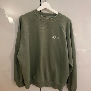 Polar - sweatshirt - Jättesnygg grön sweatshirt från Polar säljes pga att jag inte använder den längre. Flitigt använd men bra skick, möjligtvis något litet märke nånstans. Köptes för ca 950kr på streetlab. 