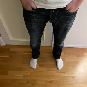 Replay jeans  - Säljer ett par Replay jeans. Dom är i bra skick 9/10 knappt använda. 