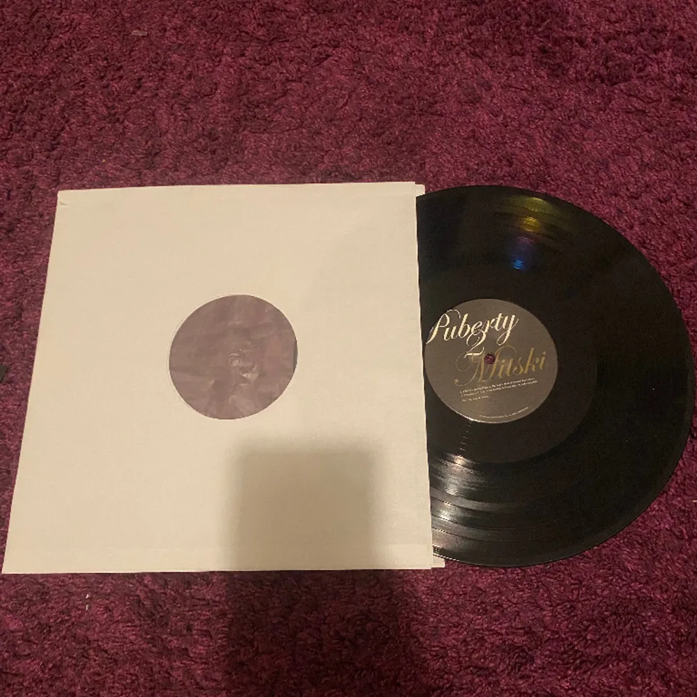 Säljer min mitski puberty 2 vinyl som jag köpt från bengans, helt ny och aldrig andvänd. Plasten på den finns fortfarande kvar som man lägger. . Övrigt.