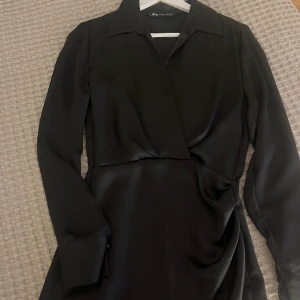 Satin klänning  - Kort satin klänning från zara som inte längre kommer till användning, storlek xs💗 100kr + frakt