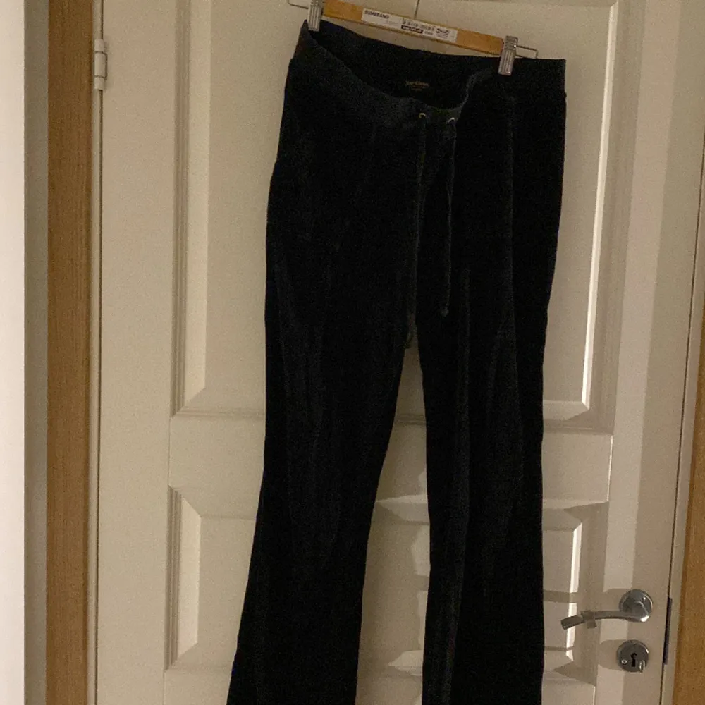 Svarta utsvängda juicy couture o storlek M. Använd fåtal gånger. Har även lagt ut ett par gråa. Jeans & Byxor.