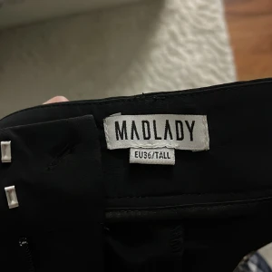 kostymbyxor madlady  - köpte dessa för ca 2 månader sen men då de är för stora för mig och ej kommit till användning så säljer jag dem❤️ de går till golvet på mig som är 173-175 och har ganska långa ben! ej använda utan bara provade 2-3 gånger❤️