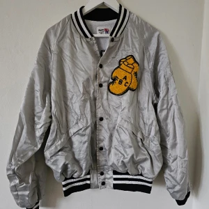 Vintage satin jacket - King Louie Pro fit - Unik jacka från 80/90-tal. Mycket fint skick.  Liknande säljs på Grailed från 500kr och mer.  Stl L men passar nog M bättre. Unisex. 
