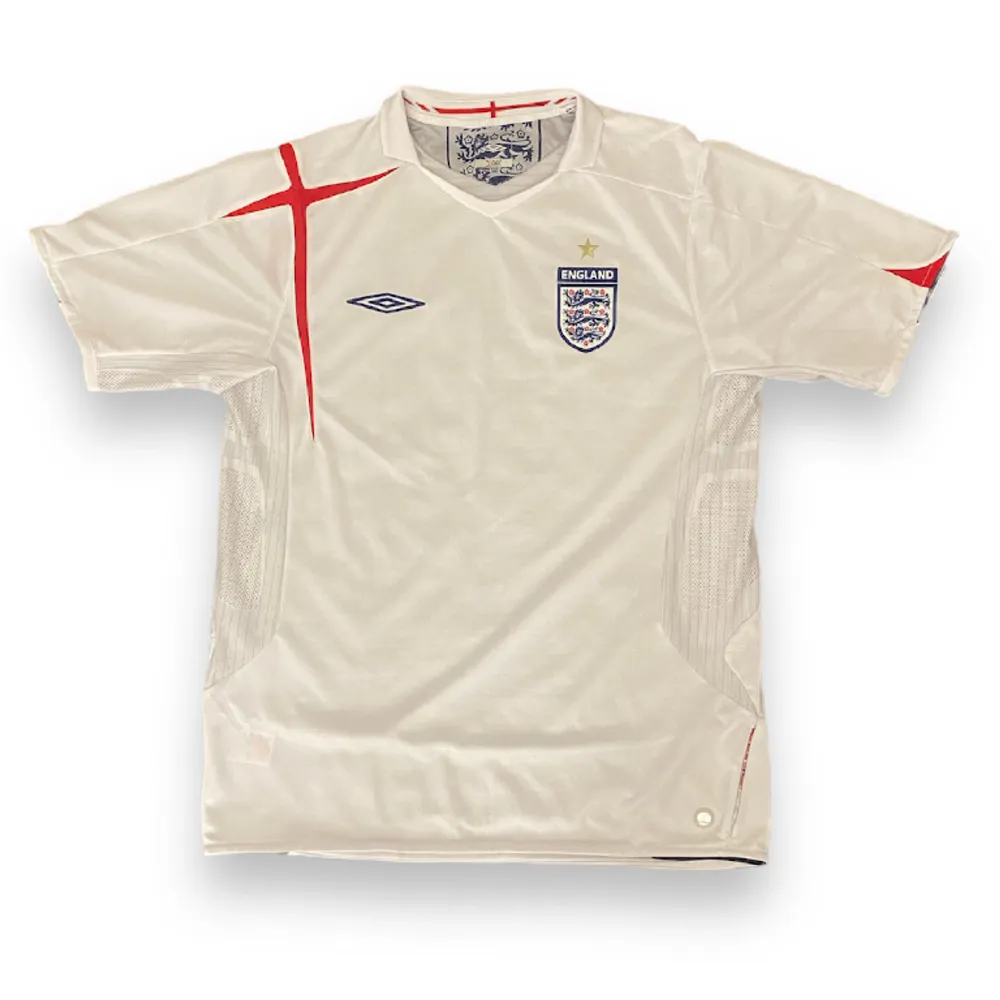 Riktigt snygg retro fotbollströja som tillhörde Englands landslag 2005-2007 I mycket fint skick . T-shirts.