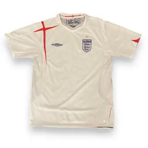 Riktigt snygg retro fotbollströja som tillhörde Englands landslag 2005-2007 I mycket fint skick 
