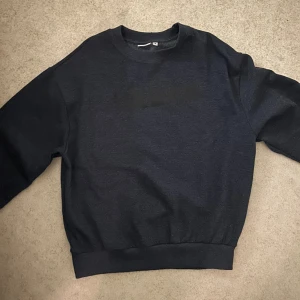 Sweatshirt  - En marinblå sweatshirt med tryck ”Urban” i storlek M. Endast använd ett fåtal gånger så fortfarande en tröja i mycket gott skick. Tveka inte o höra av er om ni har någon fråga😁