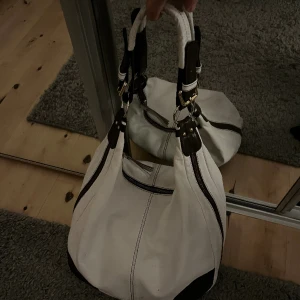 Brun vit handväska!! 🤍🤎🤎 - Denna väska är i super bra skick! Och får plats med dator och block  Så perfekt till skolan, jag säljer den bara för att jag har många likadana!🤎⭐️