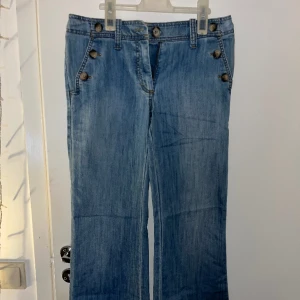 Lågmidjade jeans - Helt oanvända då de tyvärr är lite små på mig men super fina i nyskick, skriv pm för mått eller andra frågor